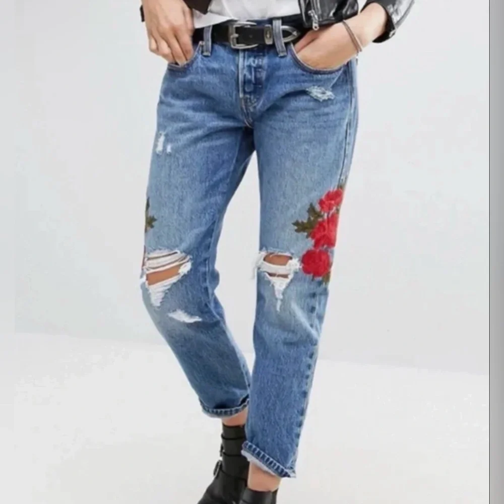 Levi’s 501 Size 26 Taper Floral Rose Embroidered Distressed Jeans - RARE✨ - Picture 14 of 14